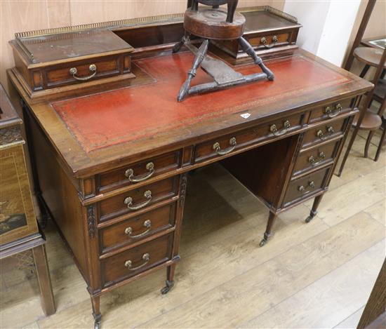 An Edwardian mahogany desk, W.123cm